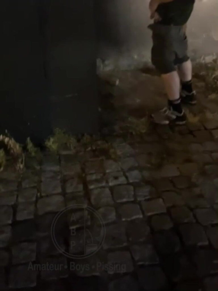 AmateurBoysPissing: Ajutându-l să se pe stradă