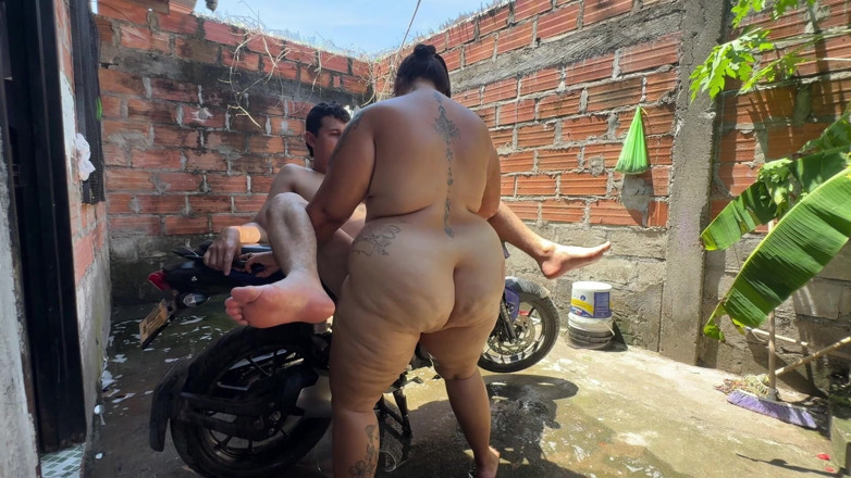 Lexly_16: Mi Vecino Me Ayuda a Lavar Y Despues Me Folla...