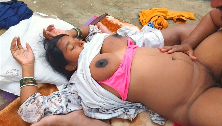 Premi pooja: Kakak melepas pakaiannya di depan saudara laki-lakinya, saudara laki-laki menggosok...