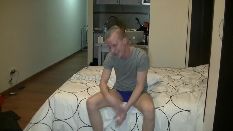 Gaybareback: Un sexy gay biondo scopato senza preservativo da Alexis Clark