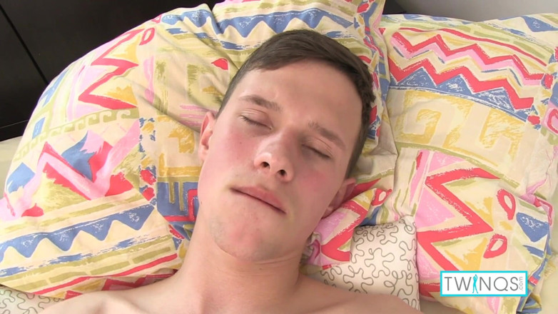 Twin Qs: Aaron, garçon sexy, se masturbe et jouit après s'être doigté !