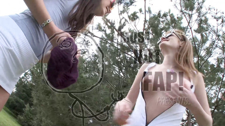 Leon Lambert Girls Twerk Parties CFNM: Dwie gorące seksowne ciasne cipki cheerleaderki bawią się po zajęciach...