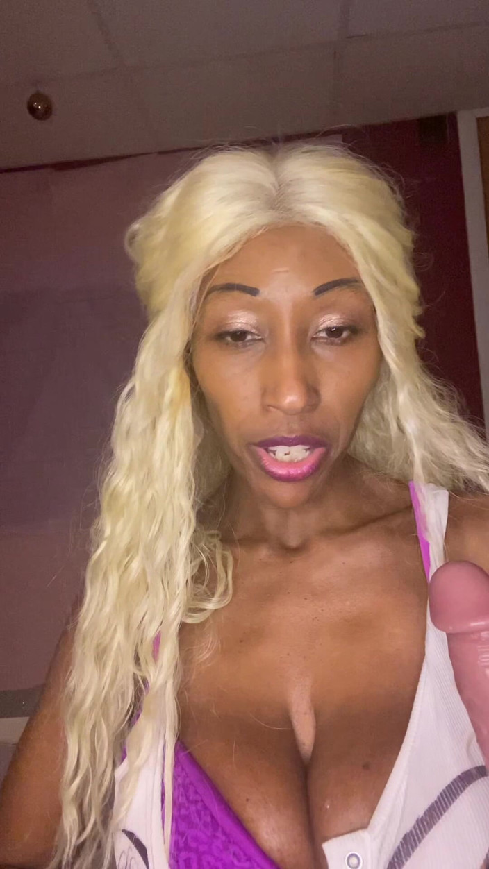 Tatiannasweets: Si blonde menghisap zakar / dildo lebih baik daripada awek lain?