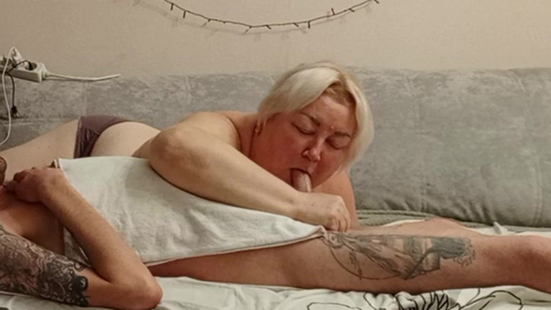 Zona901: Une voisine suce une bite et avale du sperme