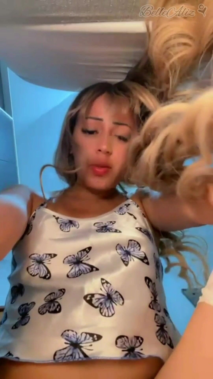 BelleAliz: petite Latina fitta rider en stor dildo, och slutar cumming...