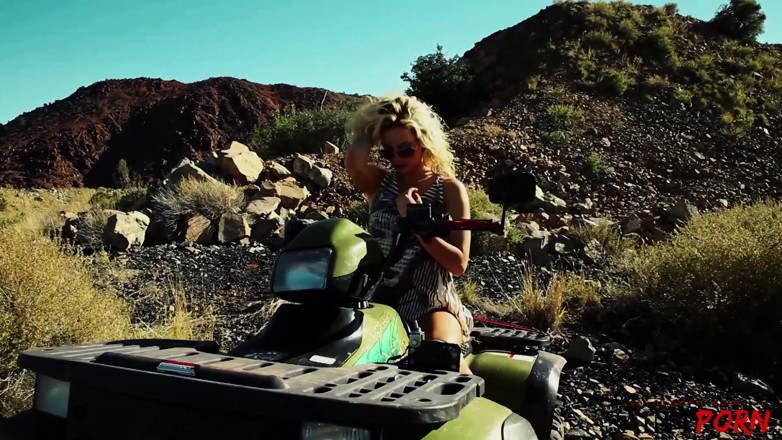 SaintPorn: Блондинка мастурбує на atv в пустелі