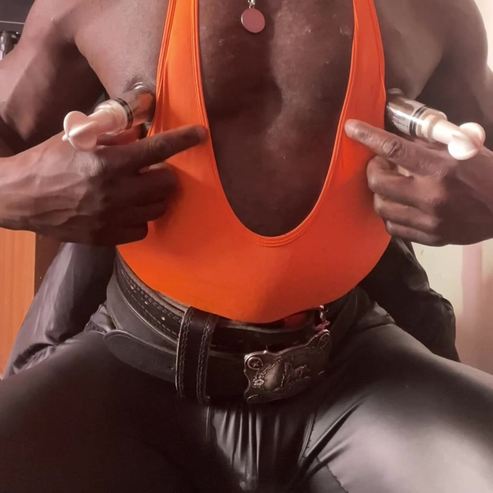 Black mature kinky muscle: Grande bomba de peitos musculosos e busto pesado de porra