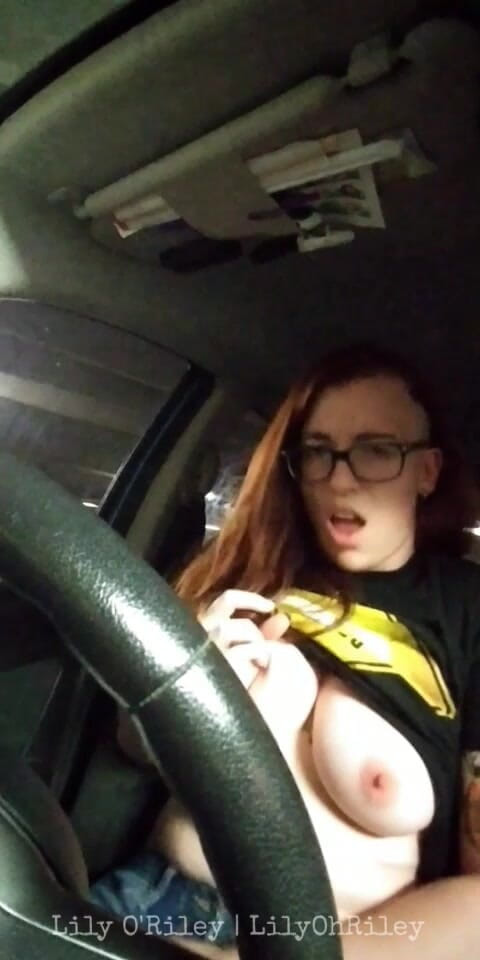 Lily O'Riley: Parking risqué, le clito de garage se caresse la voiture,...