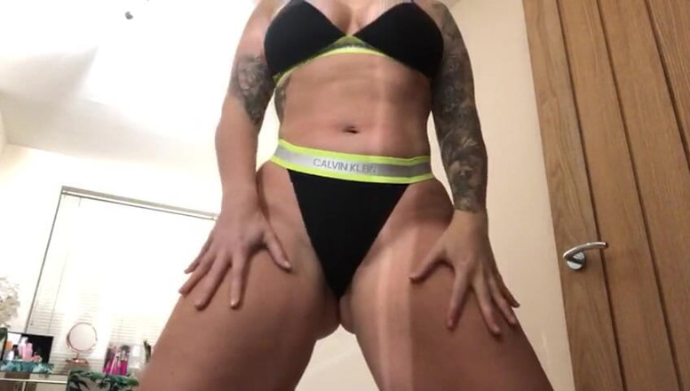 Paige Turnah: Paige te taquine avec son gros cul juteux