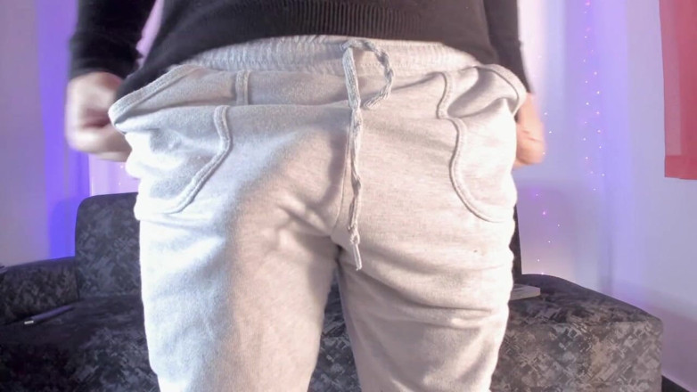 Tomas Styl: Latino laat haar buik op camera zien in haar grijze...