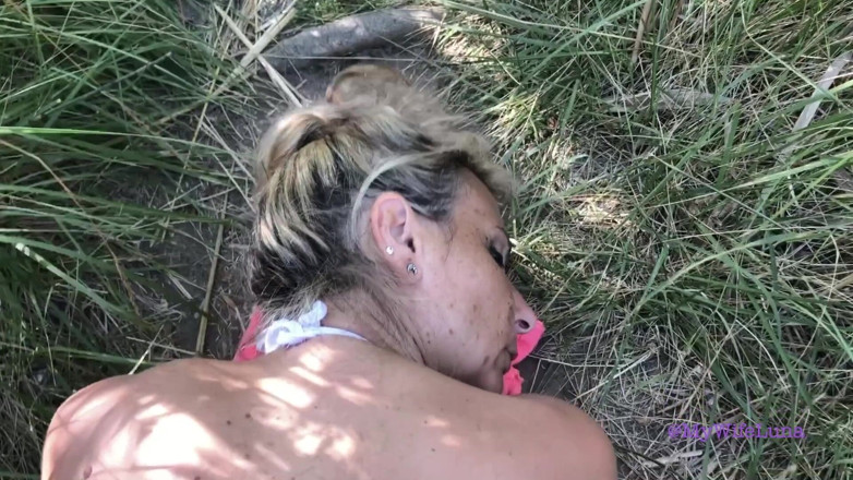 My Wife Luna: Une blonde à forte poitrine se fait baiser dans la nature