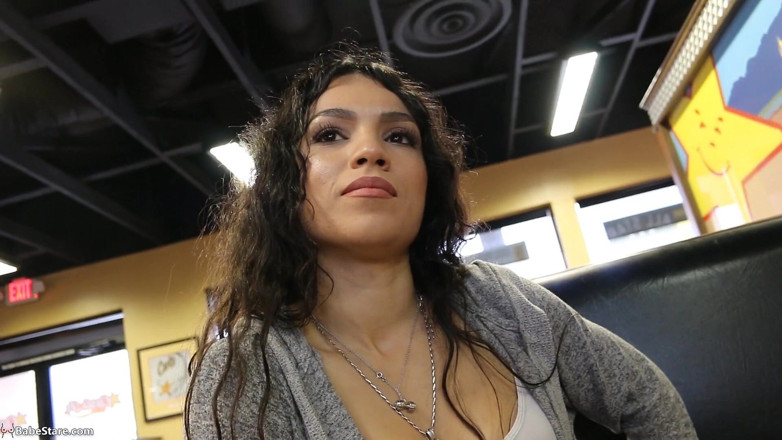 Babe Stare: O întâlnire sexy în Burger cu Tia!