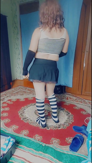 Kitty_Cross: Tančící divas: Okouzlující pohyby v crossdressingovém stylu!
