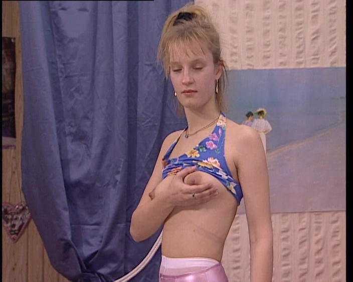 YOUR FIRST PORN: Schuchterne Nina Macht Pipi - La timide Nina Pees