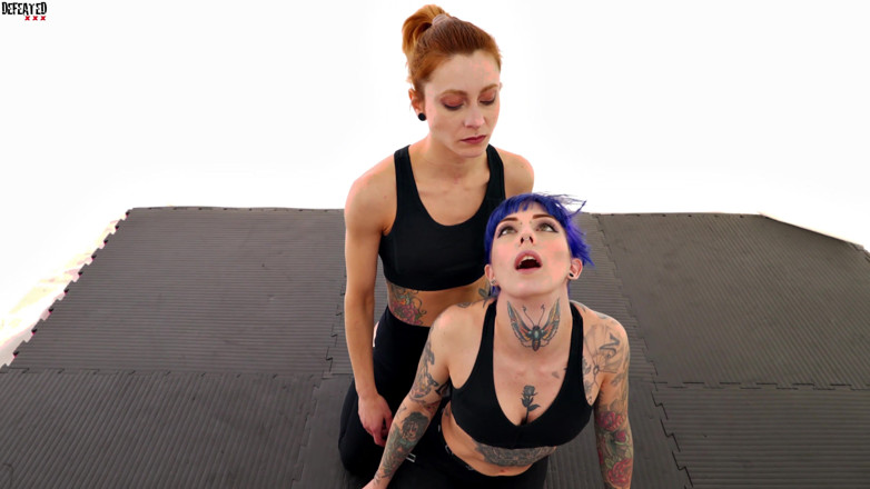 Defeated Sex Fight: 공격적인 핫한 싸움을 즐기는 엘리와 스텔라