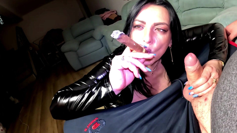MilfyCalla: Blowjob merokok PVC - deepthroat cerut besar, tersedak dan bermain air...