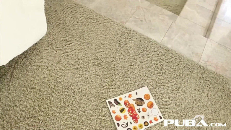 PUBA Solo: Hot Nicole Aniston gioca con le figurine di halloween e...