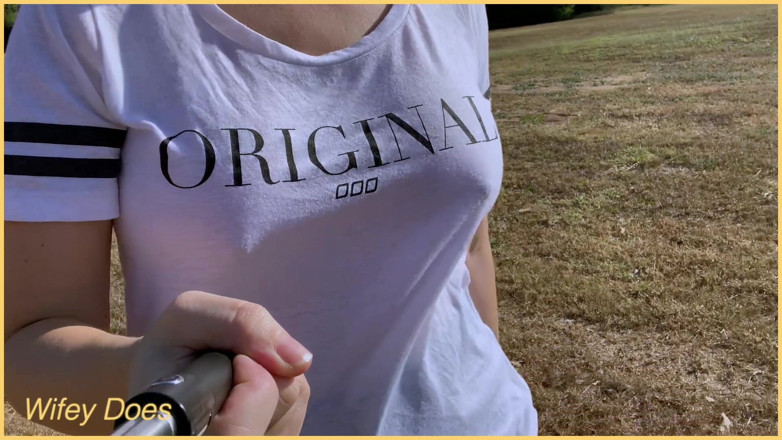 Wifey Does: Moglie cammina nel campo da golf senza reggiseno