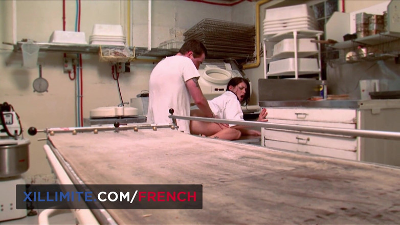 French girls at work: Si rambut coklat Perancis yang bertetek besar Lana Fever mengongkek...