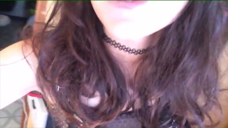 Adorable Teen: Kleine perverse latina zuigt aan haar vingers om ze te...