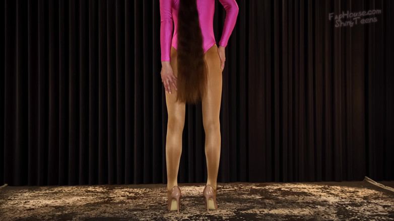 Shiny teens: 911 glanzende danspanty en roze spandex turnpakje