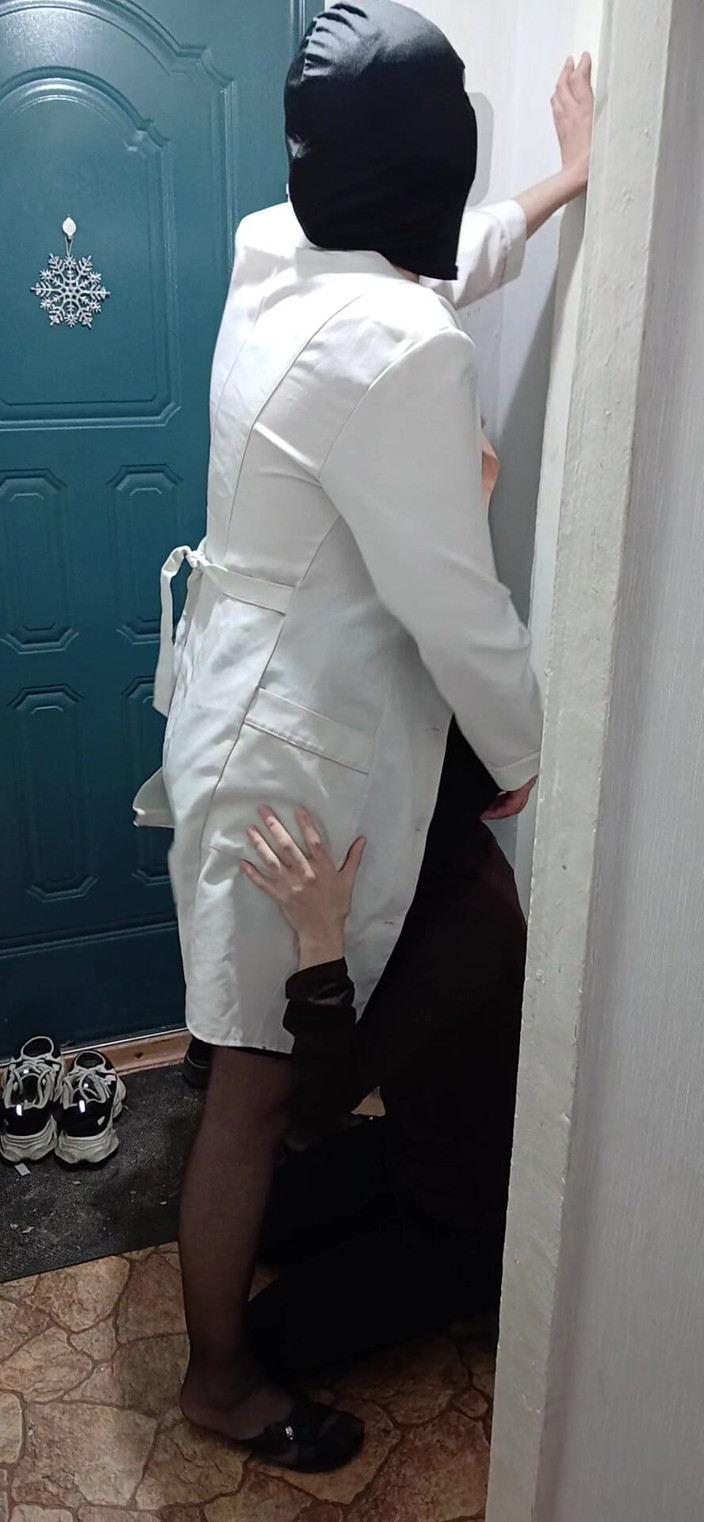 Lesbian-illusion: Dokter lesbian seksi crot di mulut pasiennya