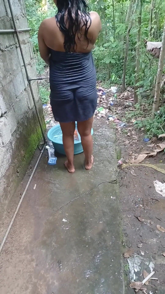 SLCOUPLEGOAL: Videoclip cu soția din Sri Lanka făcând baie