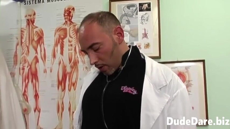 DudeDare: Il dottore cattivo spacca il tipo mora arrapato nel culo