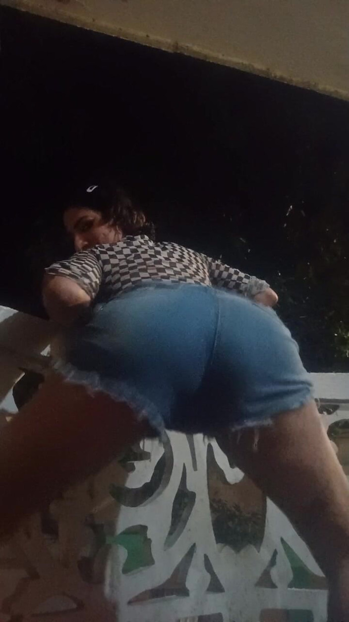 Femboy from Colombia: 私たちは一緒にいるために旋回しています