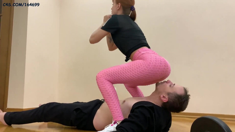 Petite Princesses Femdom: Sportovní dívčí zpocený uctívání zadku a čichání zadku femdom