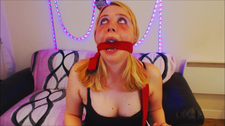 Selfgags classic: Cam girl británica: amordazada por primera vez!