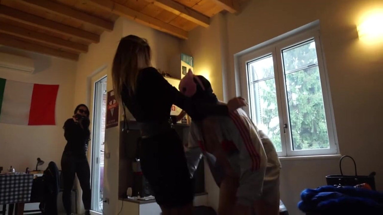 Lady Mesmeratrix Official: Le ragazze dominanti adorano prendere a calci il loro schiavo...