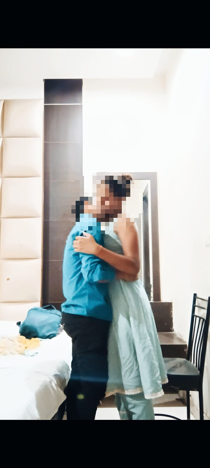 sweet girl: 親友を家に連れてきて、彼女のジューシーな胸を吸った