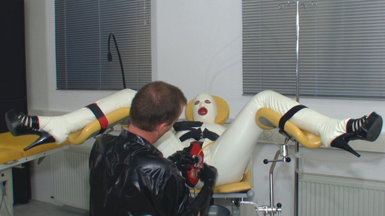 Rubber & Clinic Studio - 1ATOYS: Rubberslut sur le gynchair, partie 1