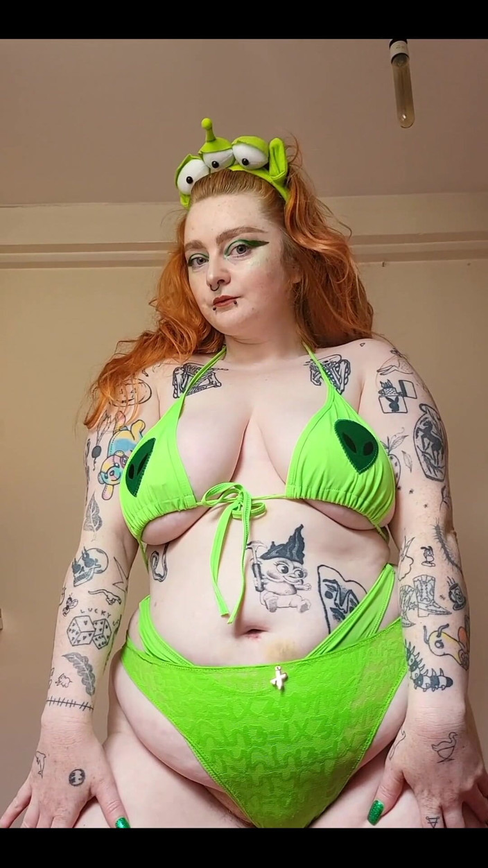 Bunny Royle: Adoration du corps d’une fille extraterrestre verte