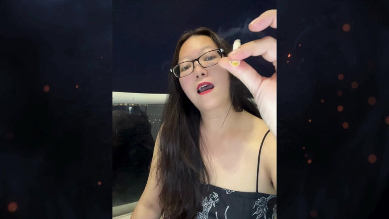Smoking Asian: Topless fumando asiática: tetas fumando cigarrillos en el balcón - compilación