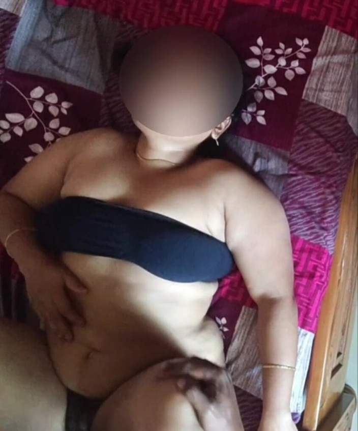 Black & white desicat: काली ट्यूब में हॉट मल्लू आंटी टॉप बड़े रसदार स्तन उछलती हुई जोरदार चूत की जोरदार चुदाई