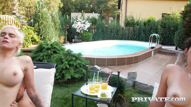 Private.com: Mila Milan et Elena Vega au bord de la piscine...