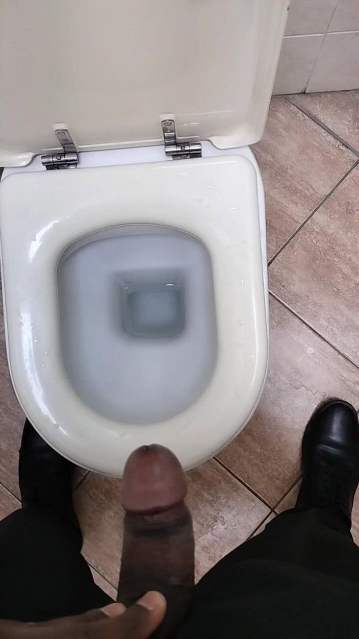 Blackcock83: शौचालय में मूतना