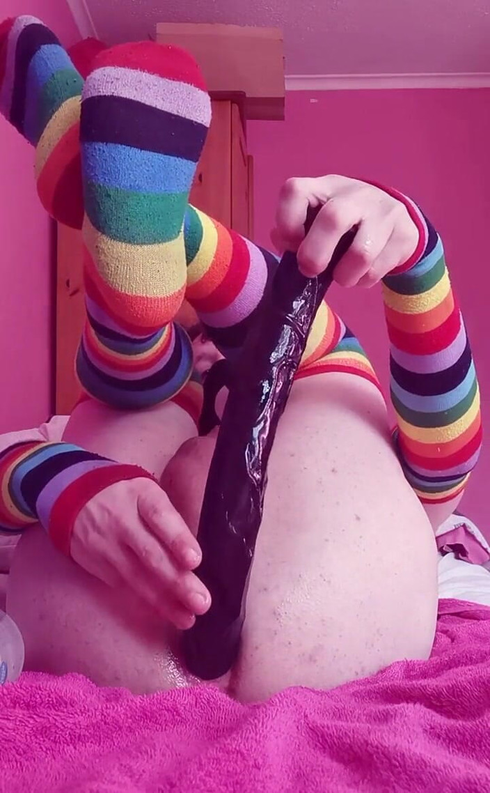 Rainbow Femboy: Nuevas horas de juguete en un consolador con manguera de 19...