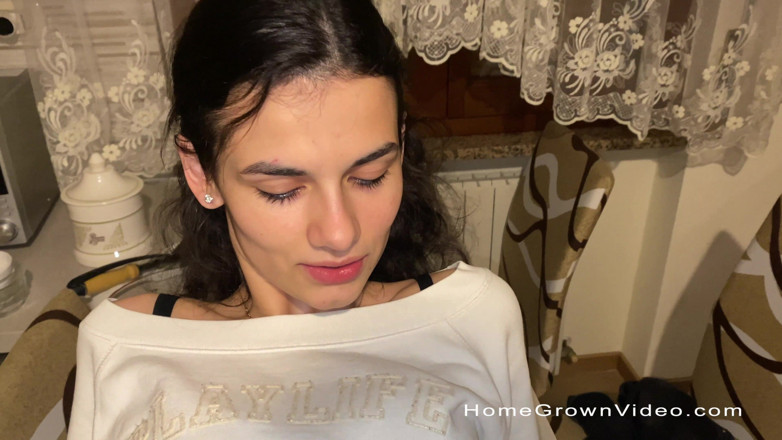 Homegrown Video: Sofiiny sexy zadek je tak těsný