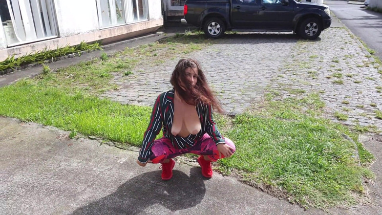 ExpressiaGirl: Une fille extrême joue avec ses seins dans la rue...