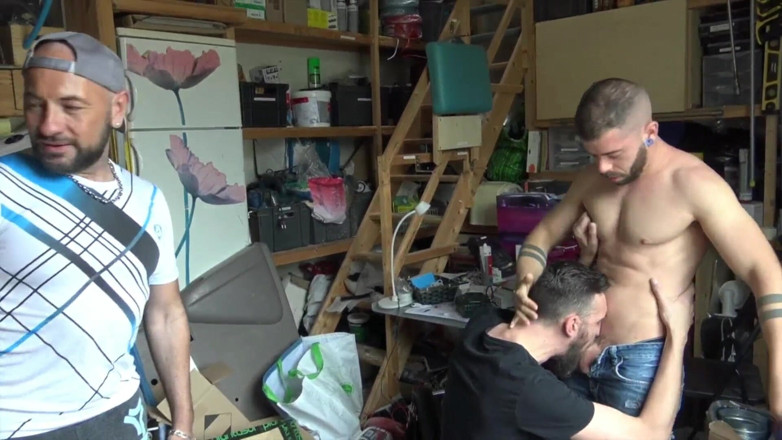 Gaybareback: Barbeck se fait baiser par un twink sexy bisexuel