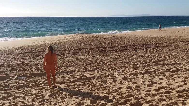 martinawest: Martina knackelt am meer