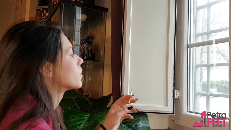 Smokin Fetish: Cewek cantik rambut cokelat suka rokok cerutu