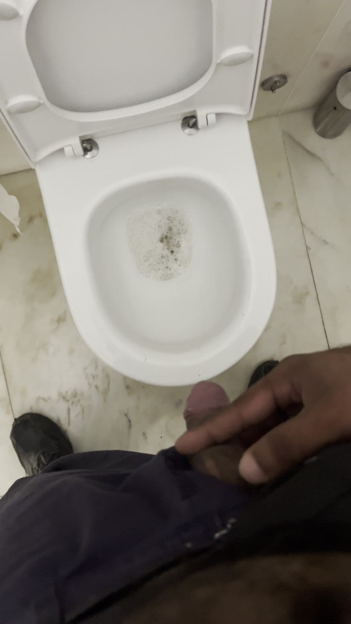 Wesley Fudedor: Segurança No Banheiro Do Shopping Mijando E Procurando Diversão