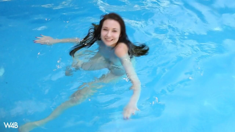Watch4beauty: Plaisir d’été à la piscine