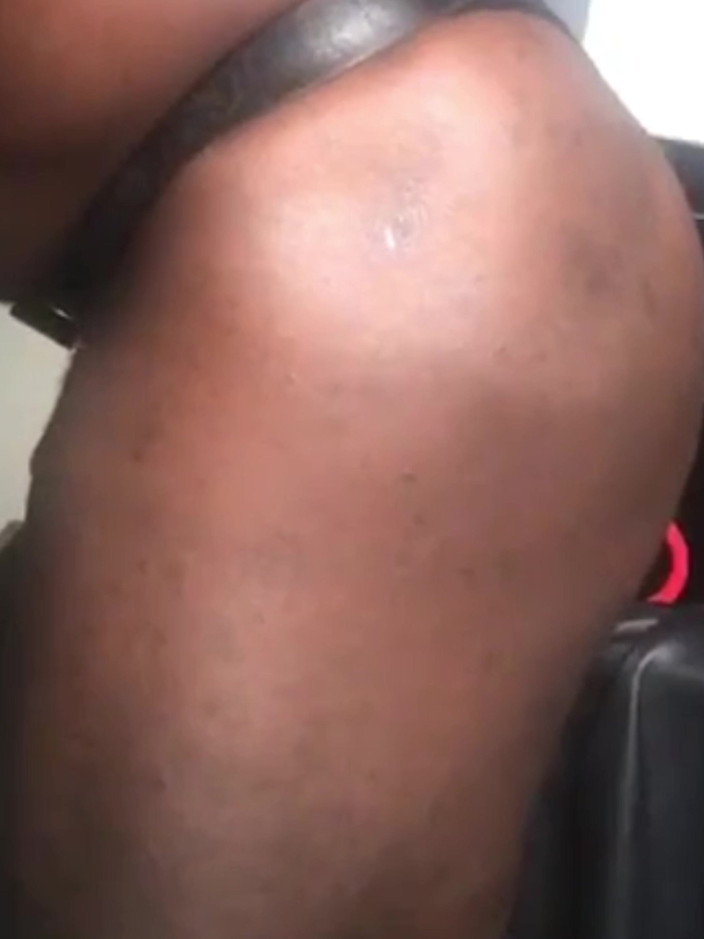 Black butt muscle: Pertunjukan urutan prostat verbal pantat otot