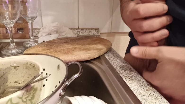 Kinky Guy: Xixi na pia na louça Foreskin Play