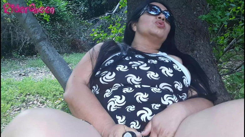 Only Riderqueen BBW Step Mom Latina Alone: Invitación a disfrutar de una deliciosa masturbación al aire libre,...